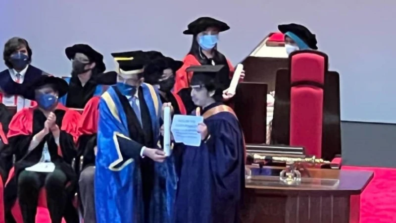 國大畢業生上台時舉紙提倡廢除死刑 是抒發己見還是不尊重典禮?