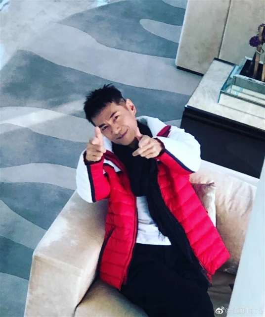 疑因直播帶貨銷量不佳影響　江華宣布網店結業感到不舍