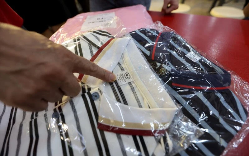 不滿衣服貨不對辦　阿叔掐女送貨員脖子不讓走