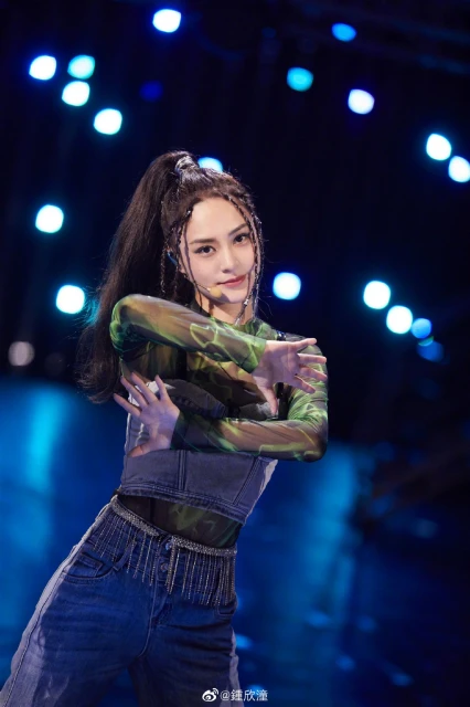 貼身陪伴阿嬌戴同款口罩　夜店「神秘帥哥」身份惹揣測