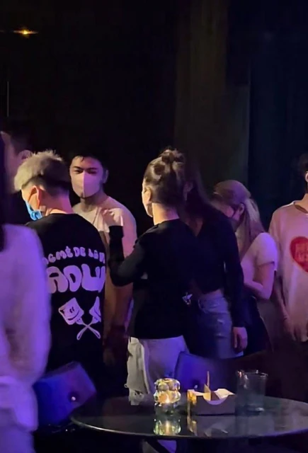 貼身陪伴阿嬌戴同款口罩　夜店「神秘帥哥」身份惹揣測