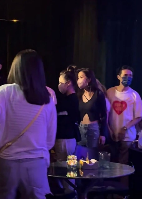 貼身陪伴阿嬌戴同款口罩　夜店「神秘帥哥」身份惹揣測