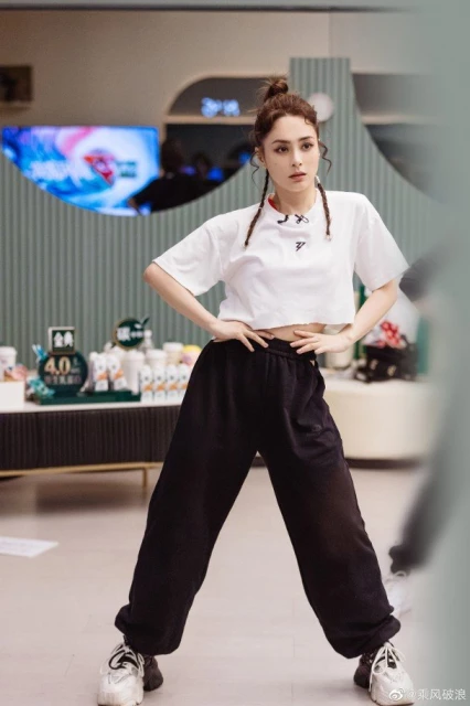 貼身陪伴阿嬌戴同款口罩　夜店「神秘帥哥」身份惹揣測