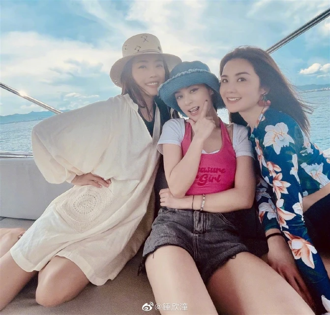 貼身陪伴阿嬌戴同款口罩　夜店「神秘帥哥」身份惹揣測