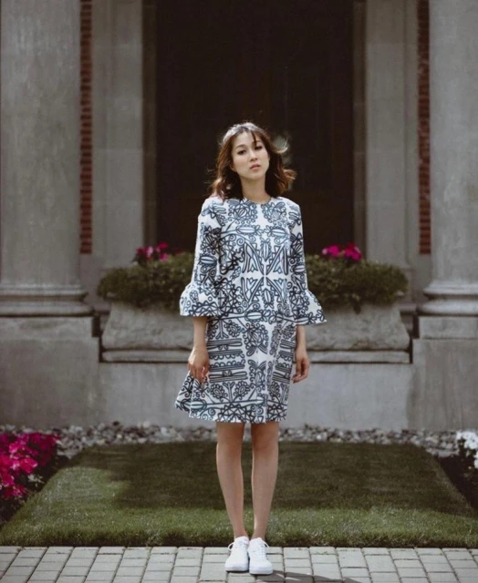 鍾嘉欣挺巨肚蹦跳宛如少女　 體態輕盈獲封「最美孕婦」