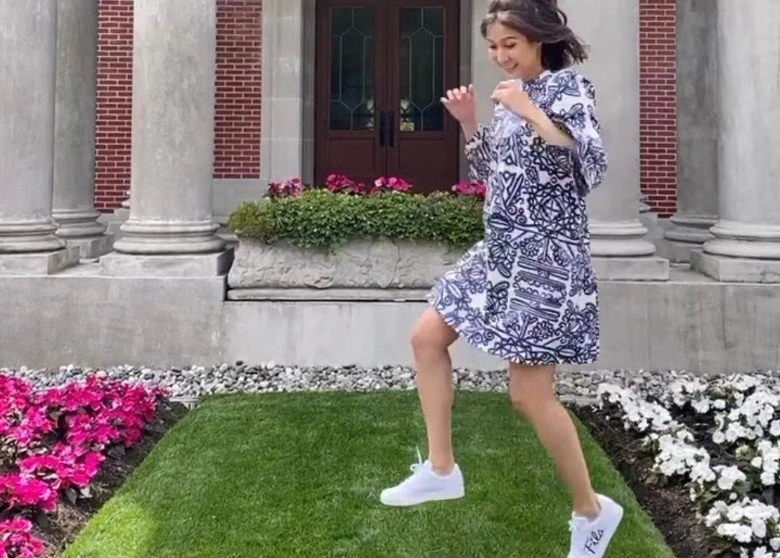 鍾嘉欣挺巨肚蹦跳宛如少女　 體態輕盈獲封「最美孕婦」