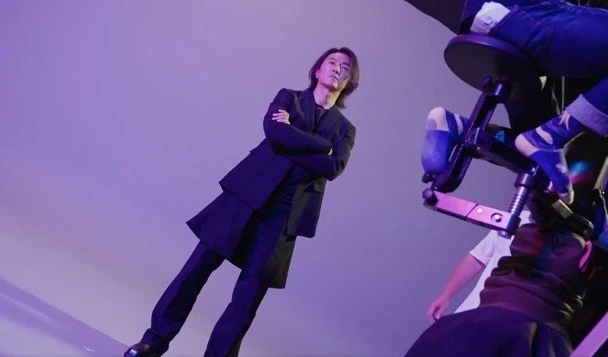 54歲鄭伊健變身「陳浩南」　重現《古惑仔》經典場面掀全城熱話