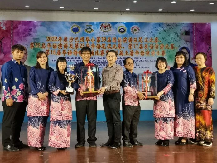 沙巴州華小三語學術比賽  斗湖區成全場雙盃總冠軍