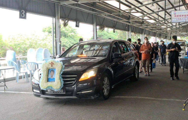 【華男疑遭妻打死】11歲兒子扶靈車　送父親最後一程