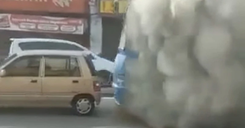 廠巴行駛中變速箱故障起火