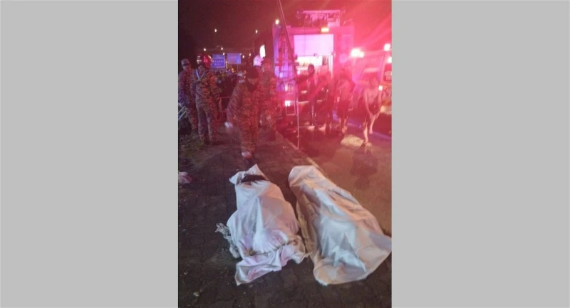 車撞分界堤後被拋入大溝渠　2死者確診冠病