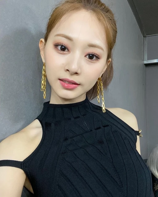 被熱情粉絲「線上求婚」　周子瑜甜笑回應影片曝光