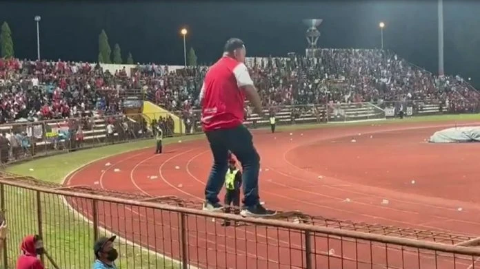 不滿球賽結果　球迷朝場地拋擲塑料袋水瓶