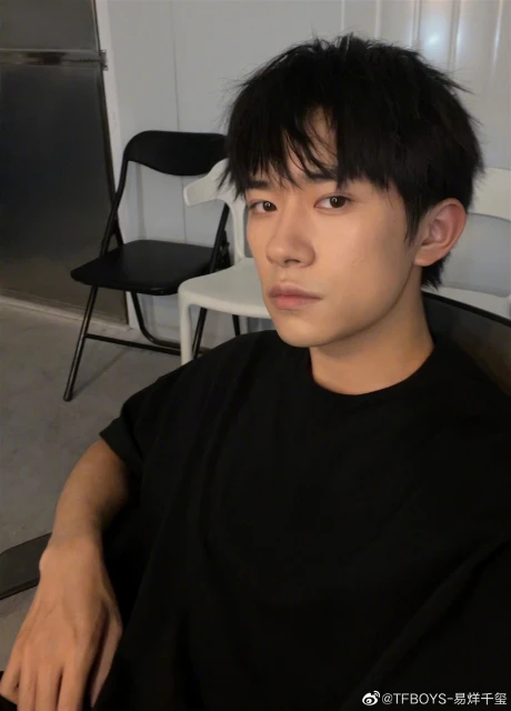 發文力挺易烊千璽　韓紅遭批：識相就該閉嘴