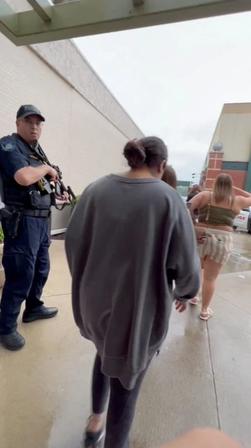 美購物中心槍擊案　槍手被持槍民眾擊斃