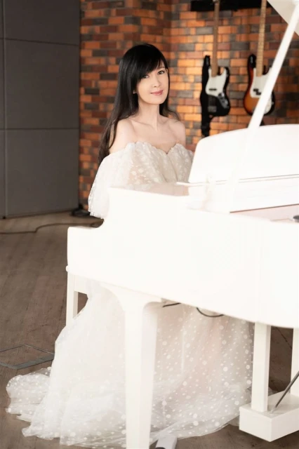 周慧敏曬舊照認從小不愛笑　網贊：果然從小美到大！