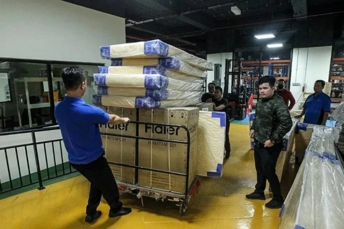 國家王宮救災隊赴華玲　派發賑災物資清理災區