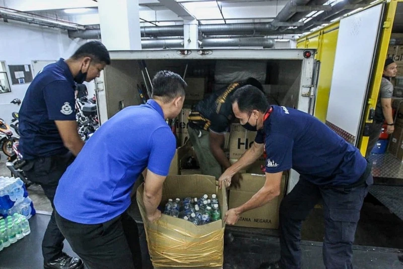 國家王宮救災隊赴華玲　派發賑災物資清理災區