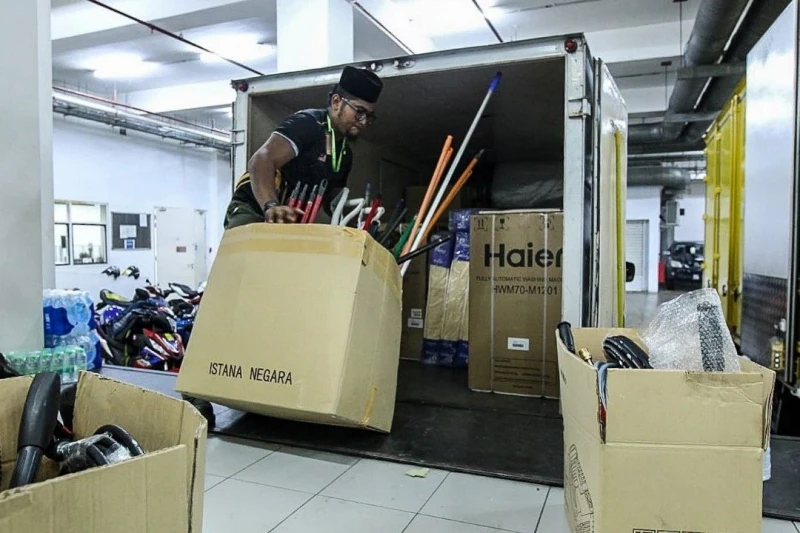 國家王宮救災隊赴華玲　派發賑災物資清理災區