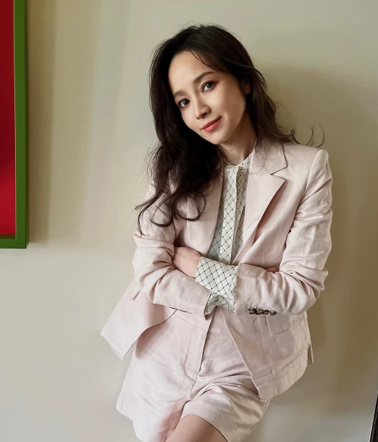 侯佩岑帶兒子出門玩曝近照　網驚：頭髮好稀少