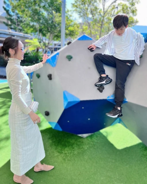 侯佩岑帶兒子出門玩曝近照　網驚：頭髮好稀少