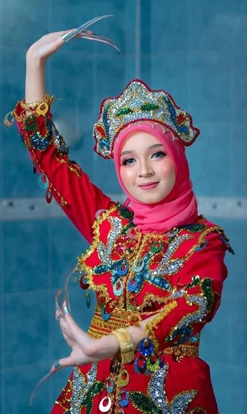 里巴里巴彩船節選美賽 18歲茜蒂艷壓全場奪冠