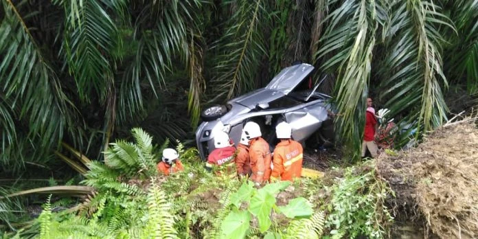 國產Alza轎車翻覆   釀2死4傷慘劇