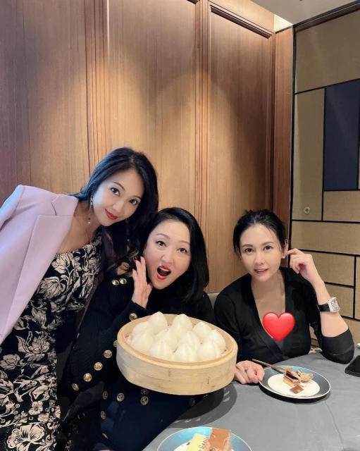 為好友甄楚倩慶生曝光近況　54歲邱淑貞性感上陣超吸睛