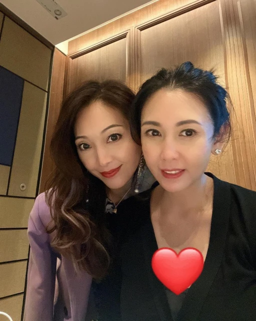 為好友甄楚倩慶生曝光近況　54歲邱淑貞性感上陣超吸睛