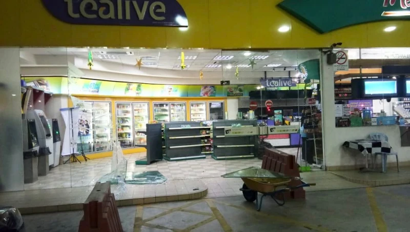 商人誤踩油門　轎車失控撞入油站便利店