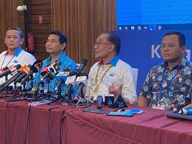 藍眼「安拉配」蜜月期能多久？ 關鍵在安華