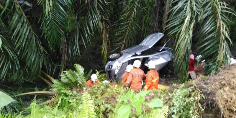 轎車失控翻覆2死4傷　女副校長母子當場魂斷