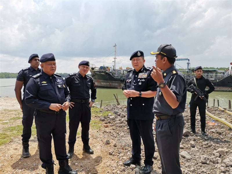 津貼柴油黑市高價轉售鄰國　警搗毀走私集團捕19男