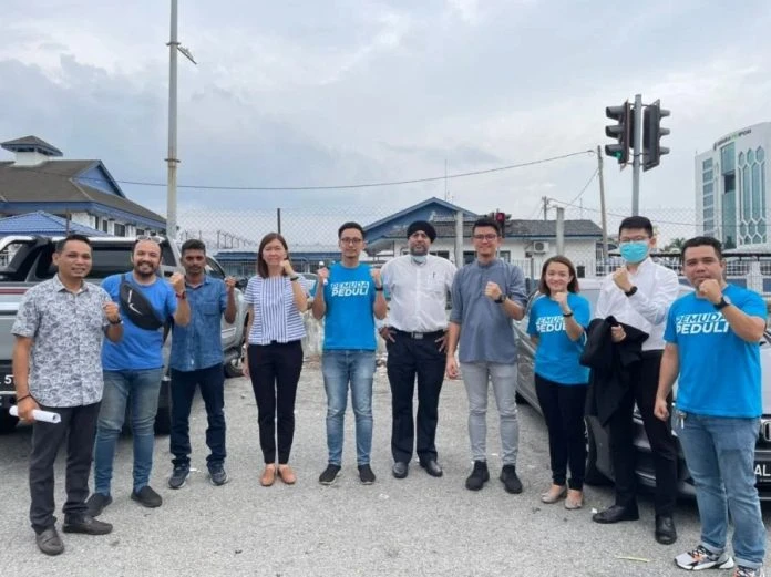 「炸香蕉阿姨」視頻被指扭曲首相談話　藍眼領袖被傳召錄供