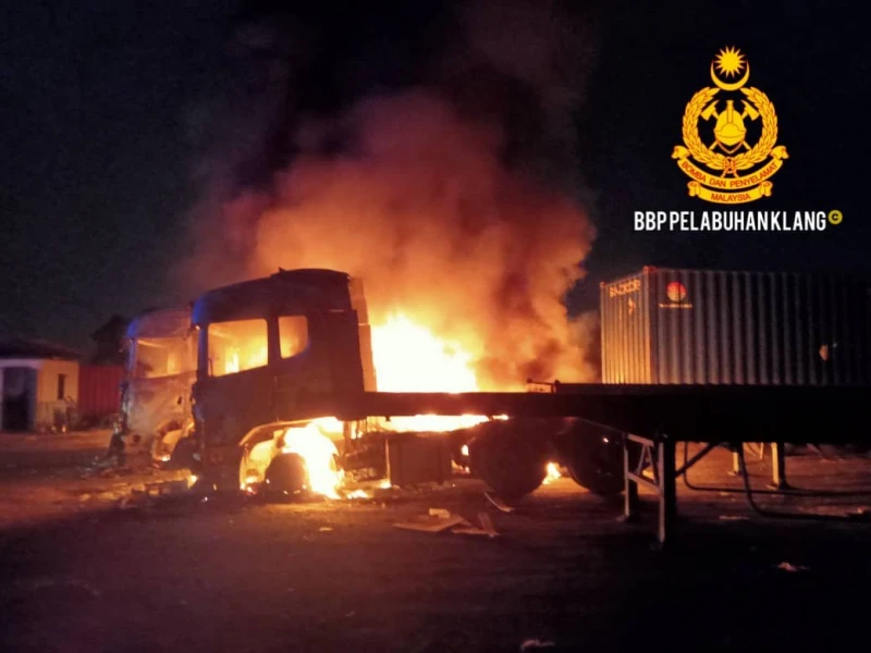 巴生港口凌晨火災　4拖格羅里被燒毀