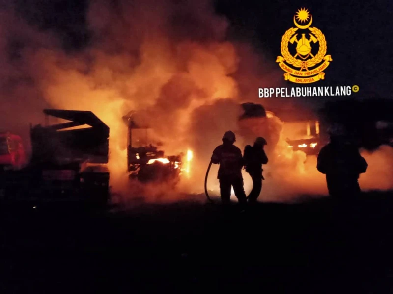 巴生港口凌晨火災　4拖格羅里被燒毀