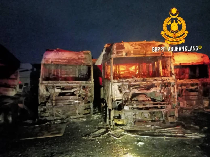 巴生港口凌晨火災　4拖格羅里被燒毀