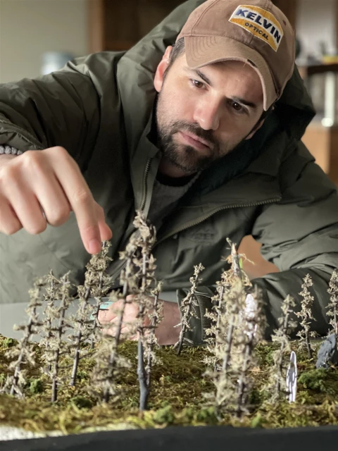 演《鐵血戰士：狩獵追擊》吃盡苦頭　安柏米桑德難忘「泥巴味」