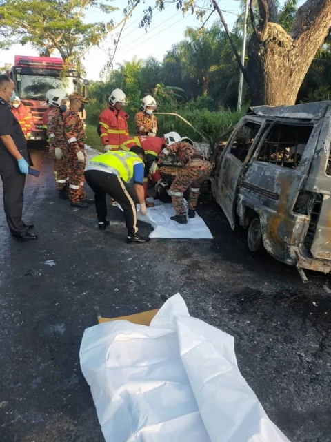 客貨車撞樹起火　2人受困成焦屍