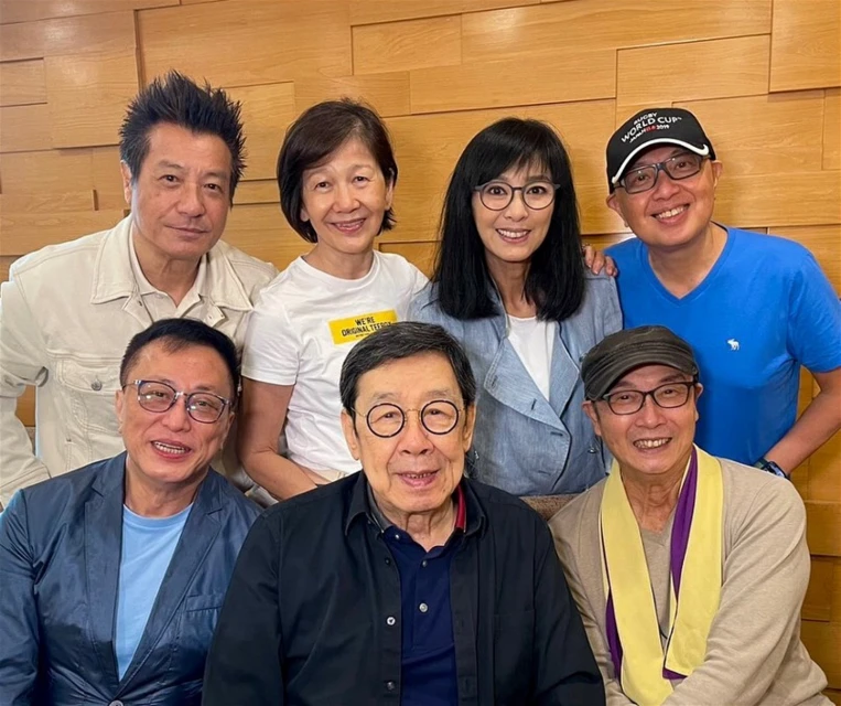 72歲劉松仁與米雪張國強聚餐　大口吃燒雞樂開懷