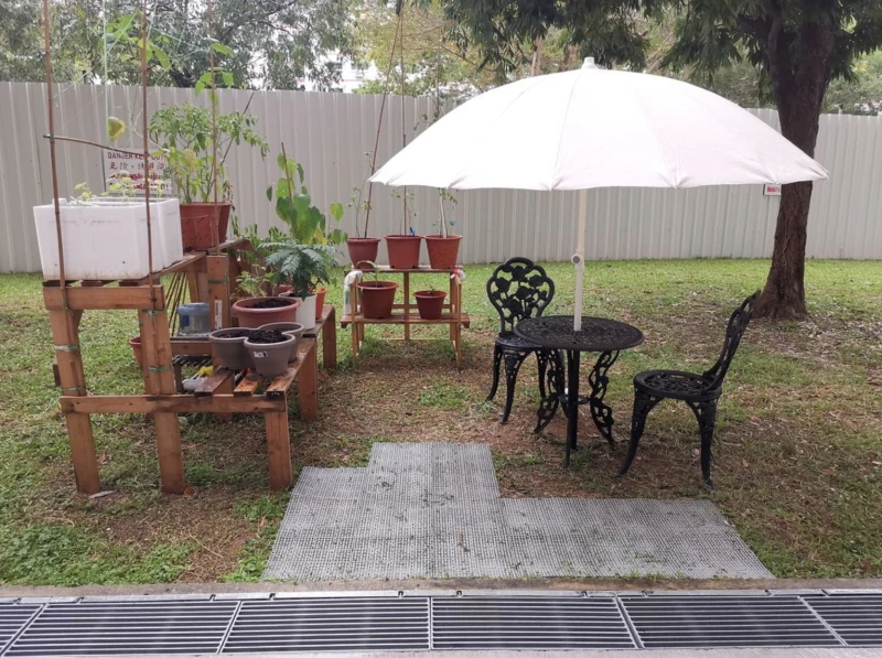 居家生意新點子：這位小哥打開組屋窗戶賣咖啡