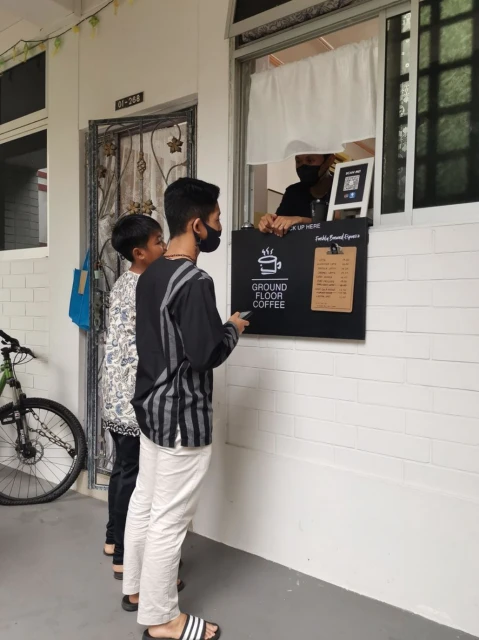 居家生意新點子：這位小哥打開組屋窗戶賣咖啡