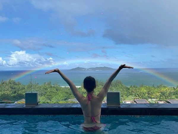 不甩酸民！李玟浴巾裹身曬火辣S曲線　加碼坦蕩曬素顏照