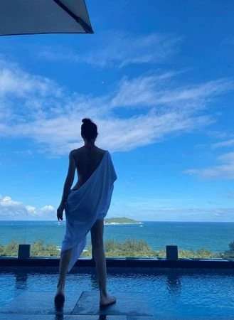 不甩酸民！李玟浴巾裹身曬火辣S曲線　加碼坦蕩曬素顏照