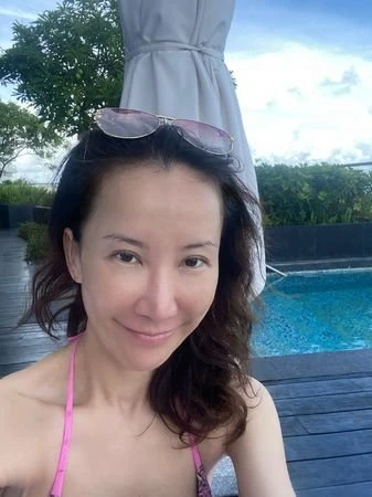 不甩酸民！李玟浴巾裹身曬火辣S曲線　加碼坦蕩曬素顏照