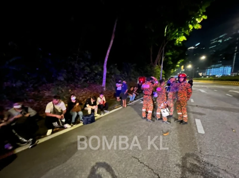 雙層巴士失控翻覆　26乘客受困車內