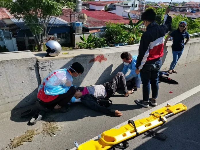 摩多失控猛撞路旁皮卡  電召送餐騎士受傷入院
