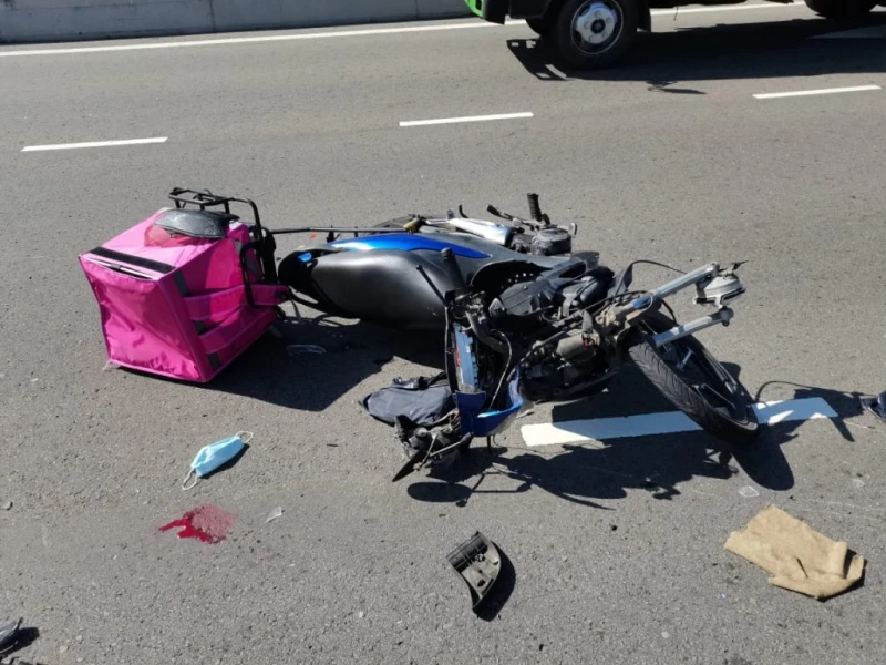 摩多失控猛撞路旁皮卡  電召送餐騎士受傷入院