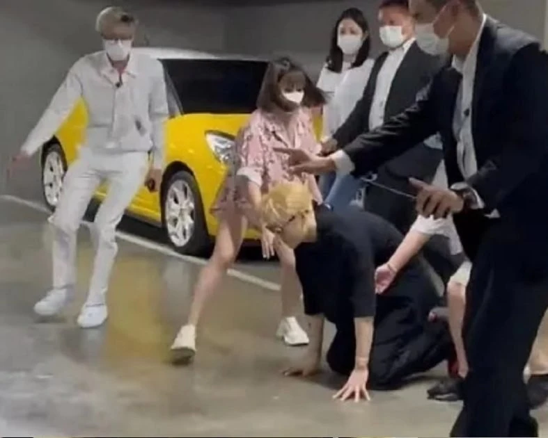 王嘉爾為答謝粉絲跪拜15秒　網：中國粉絲不值得一跪？