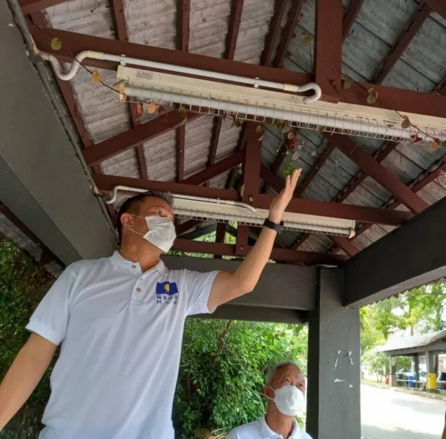 候車亭照明燈失修　學生摸黑等巴士好危險